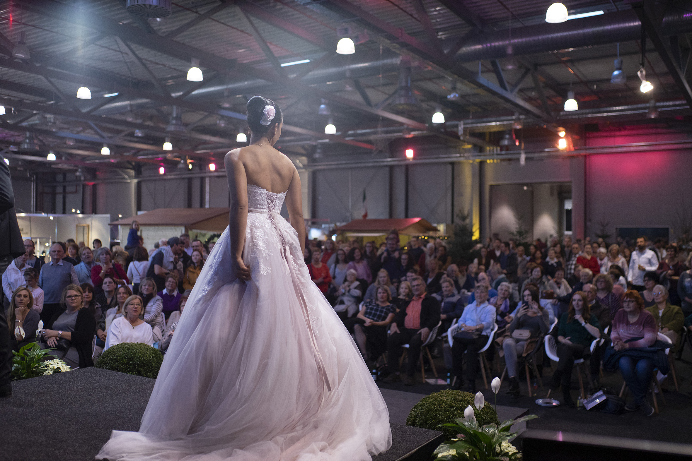 Großes Interesse an der Brautmodenschau auf der Hochzeitsmesse „Sag ja!“ im Rahmen der KOSTBAR. (Foto: Sebastian Görner)
