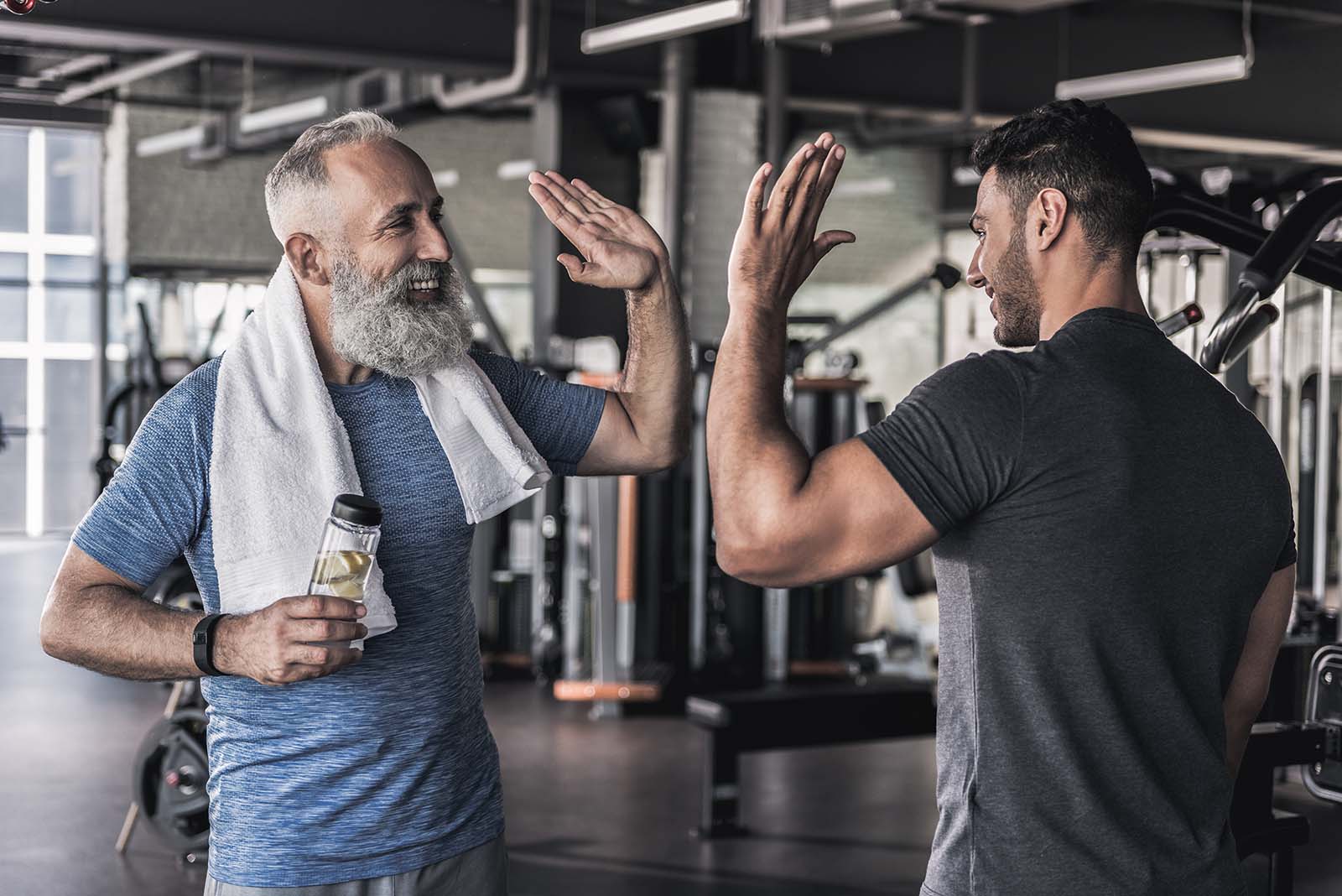 Cheerful males are talking to each other in modern gym - Foto © Yakobchuk Olena - AdobeStock